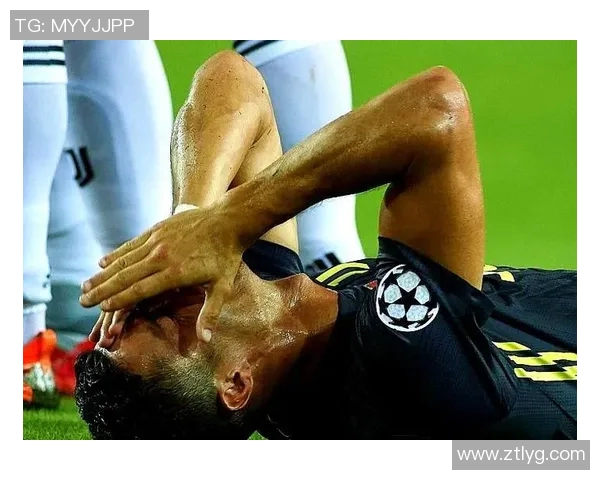 球迷疯狂冲入赛场夺走C罗球衣引发热议与争议